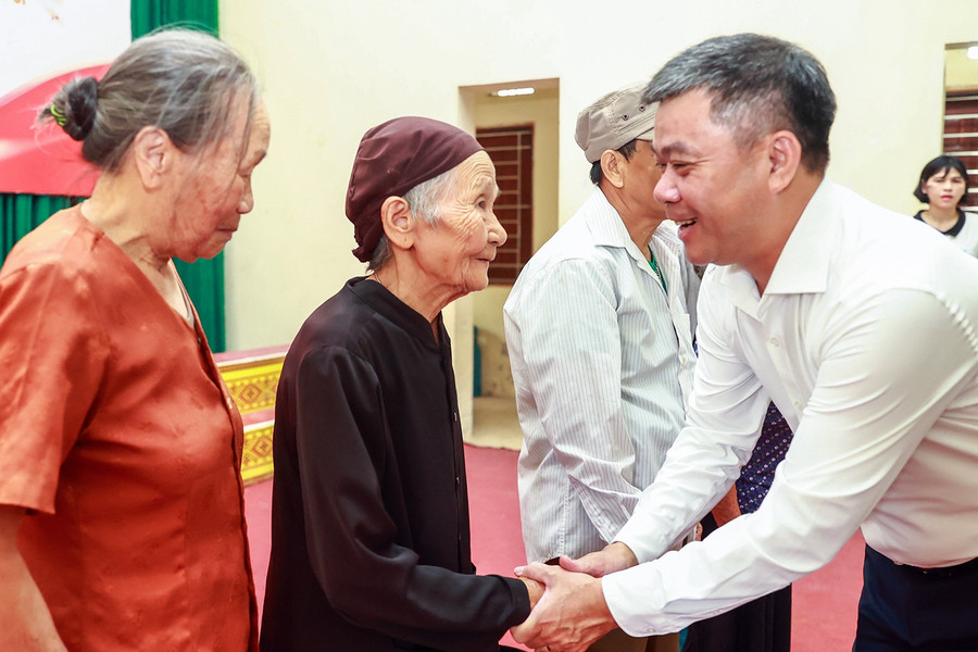 Báo VietNamNet trao gần 200 phần quà nhân Ngày Thương binh - Liệt sĩ ở Vị Xuyên