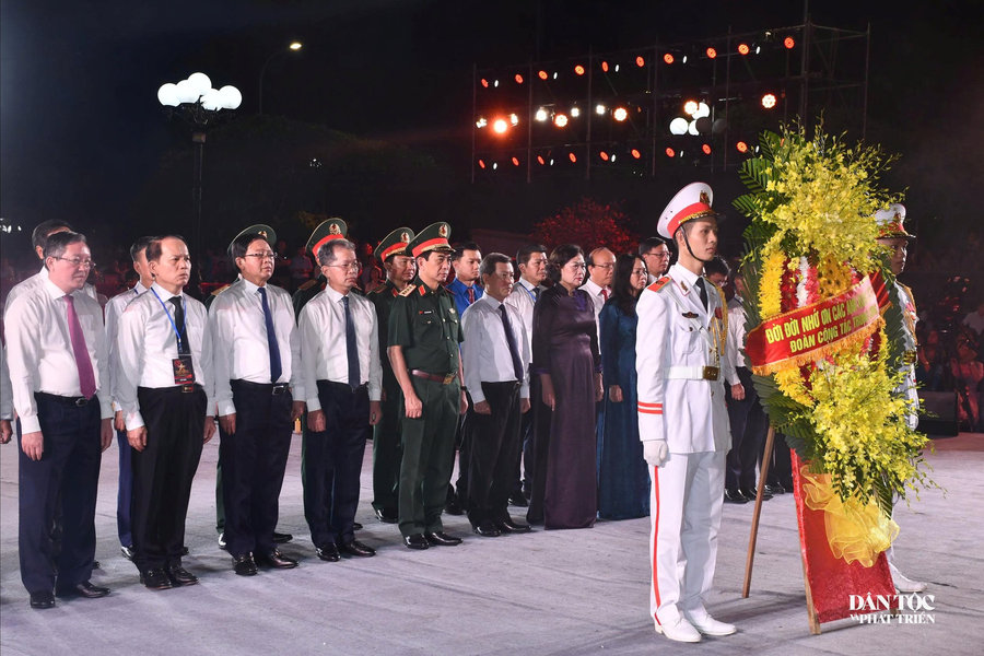 “Sao sáng dẫn đường”: Lay động chương trình tôn vinh và tri ân các Anh hùng liệt sĩ