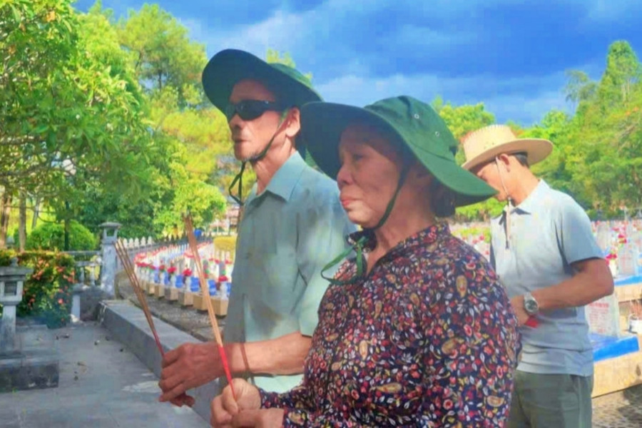 Con đưa đi viếng đồng đội ở nghĩa trang liệt sĩ, cựu binh nói ‘đã mãn nguyện’