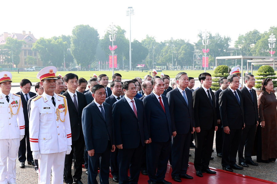Lãnh đạo Đảng, Nhà nước tưởng niệm các Anh hùng liệt sĩ, vào Lăng viếng Bác