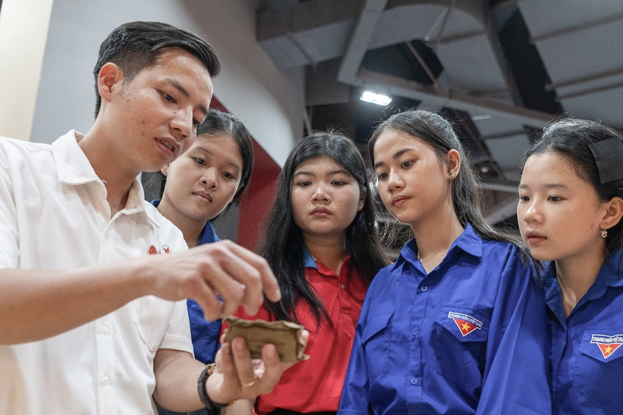 Người trẻ chạm vào ký ức chiến tranh qua từng kỷ vật và lời kể nhân chứng