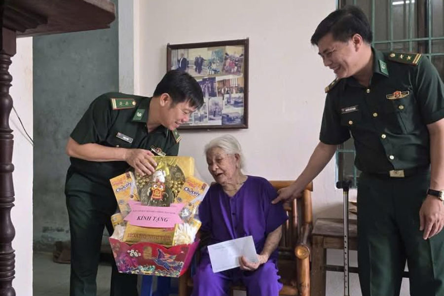 Gần 100 tuổi, Mẹ Việt Nam Anh hùng vẫn được đón những "người con" tìm về