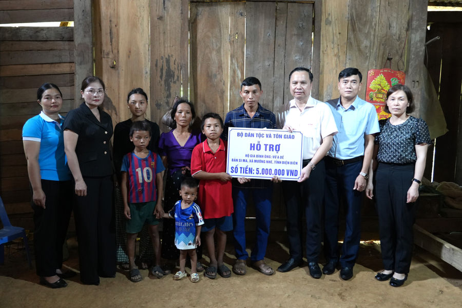 Bộ Dân tộc và Tôn giáo hỗ trợ gia đình nạn nhân bị sét đánh ở Điện Biên