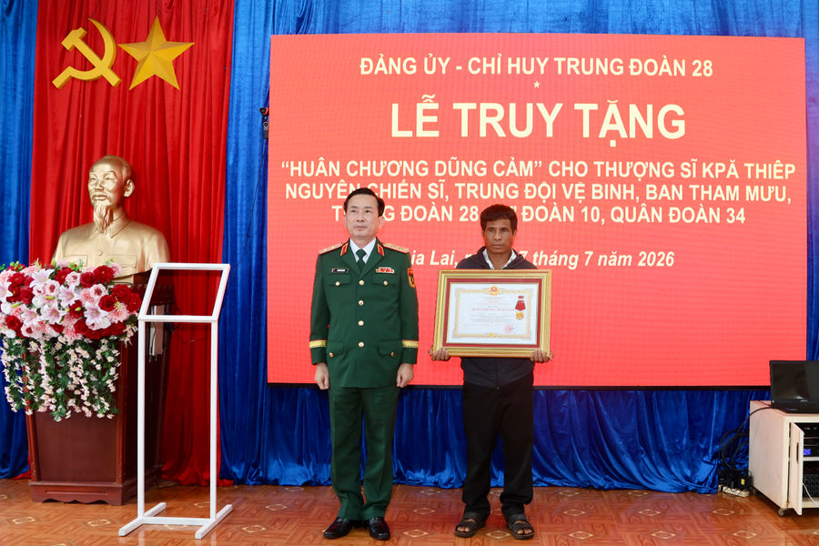 Trao quyết định truy tặng Huân chương Dũng cảm cho Thượng sĩ Kpă Thiêp