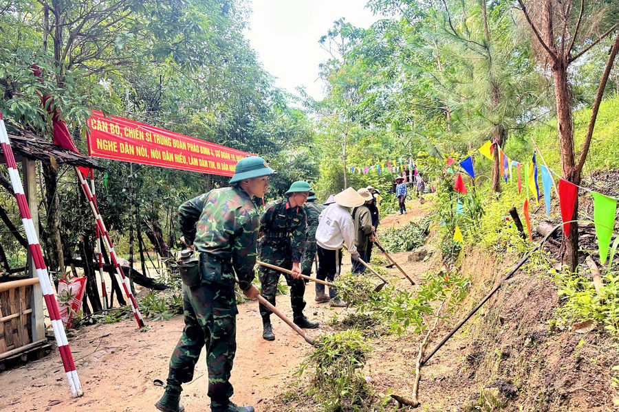 "Bộ đội về làng giúp bà con nhiều việc lắm"