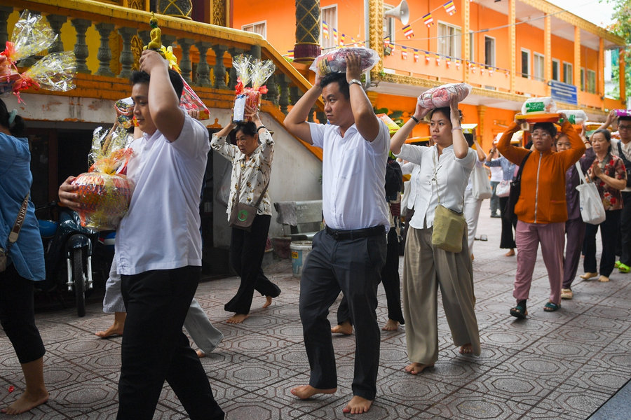 Dâng y tắm mưa tại chùa Khmer ở TPHCM, bắt đầu mùa an cư kiết hạ