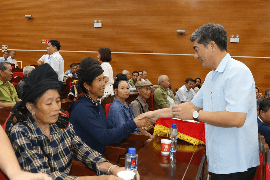 Thứ trưởng Y Vinh Tơr tặng quà, động viên hộ nghèo và Người có uy tín tại xã Yên Châu