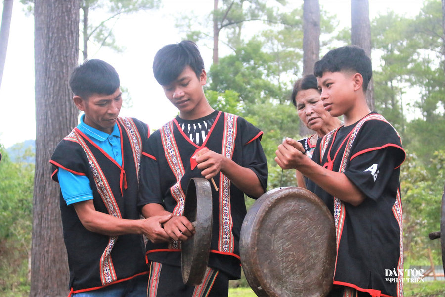 Truyền dạy cồng chiêng, múa xoang cho thanh thiếu niên người Ba Na