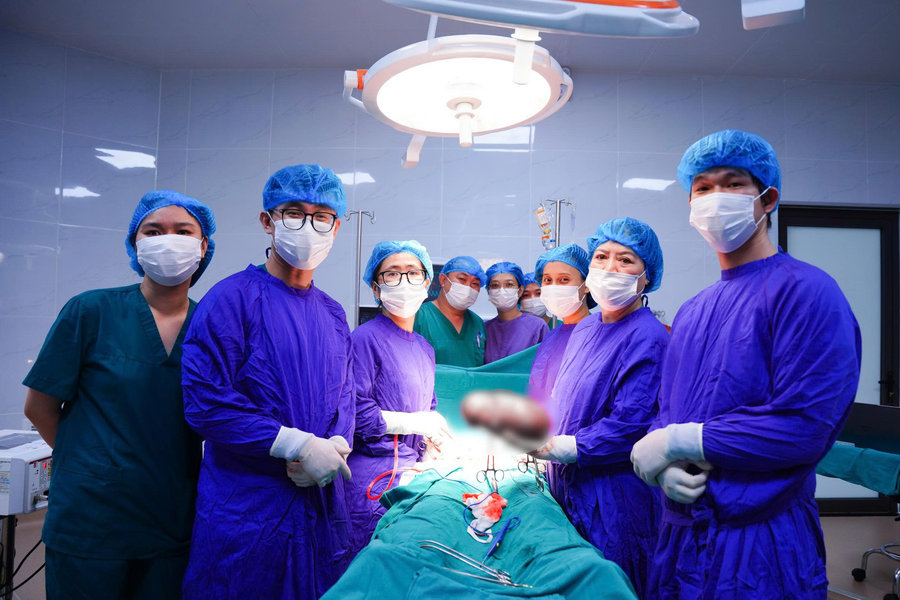 Phẫu thuật lấy thành công khối u xơ tử cung khủng cho bệnh nhân người Ba Na
