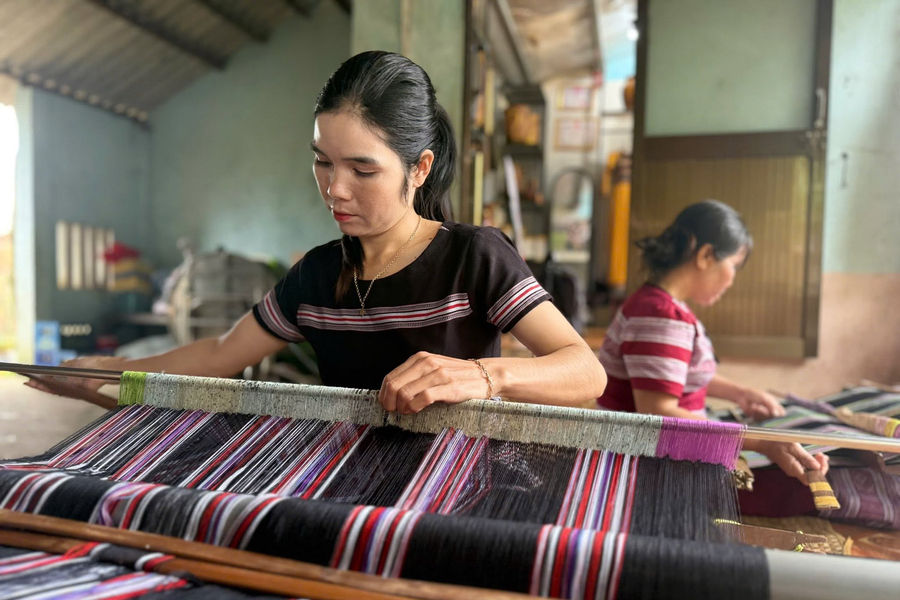 Hơn 200 người giữ nghề dệt thổ cẩm, Làng Teng nuôi giấc mơ vươn xa
