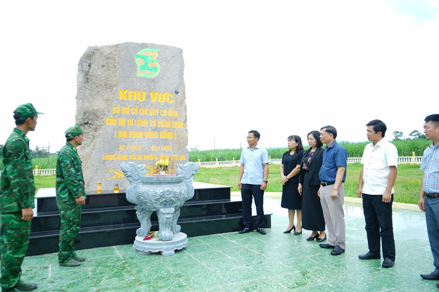 Hành trình về địa chỉ đỏ lan tỏa giá trị truyền thống