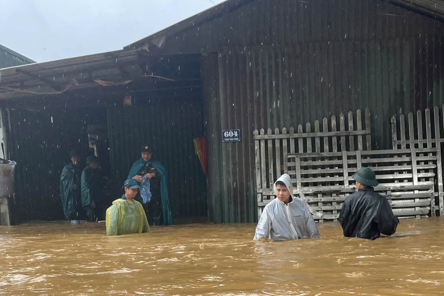 Mưa lớn xuyên đêm, nhiều nơi ở Lào Cai ngập sâu hơn 1m