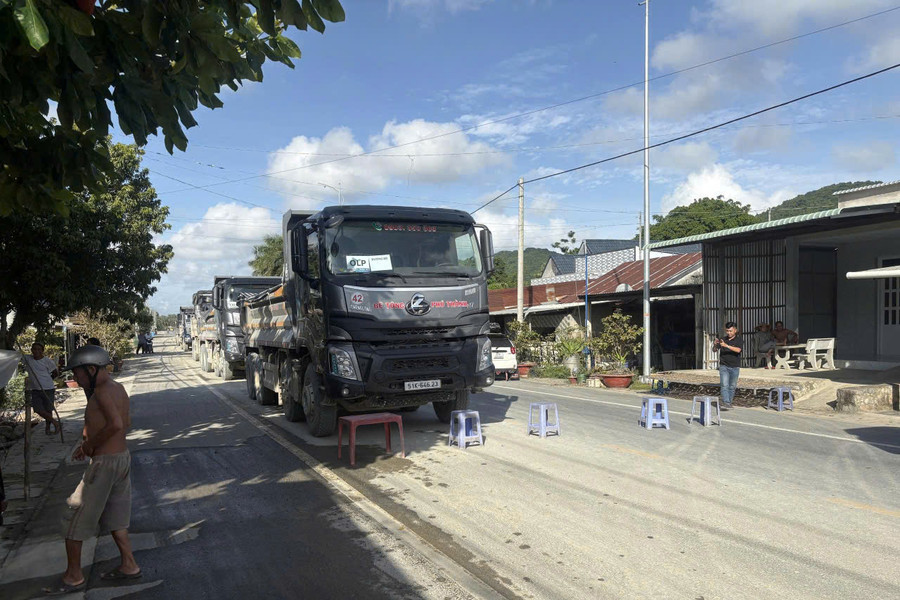 Người dân xếp ghế chặn xe chở đá vì gây ô nhiễm môi trường