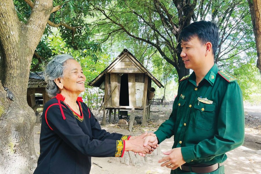 Từ người lính năm xưa đến nữ già làng, Người có uy tín hôm nay