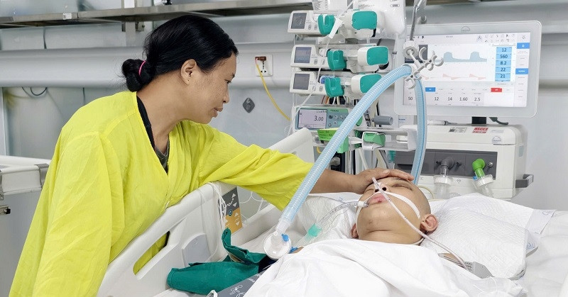 Con trai duy nhất bị tai nạn giao thông, mẹ người Dao xin cộng đồng cứu giúp