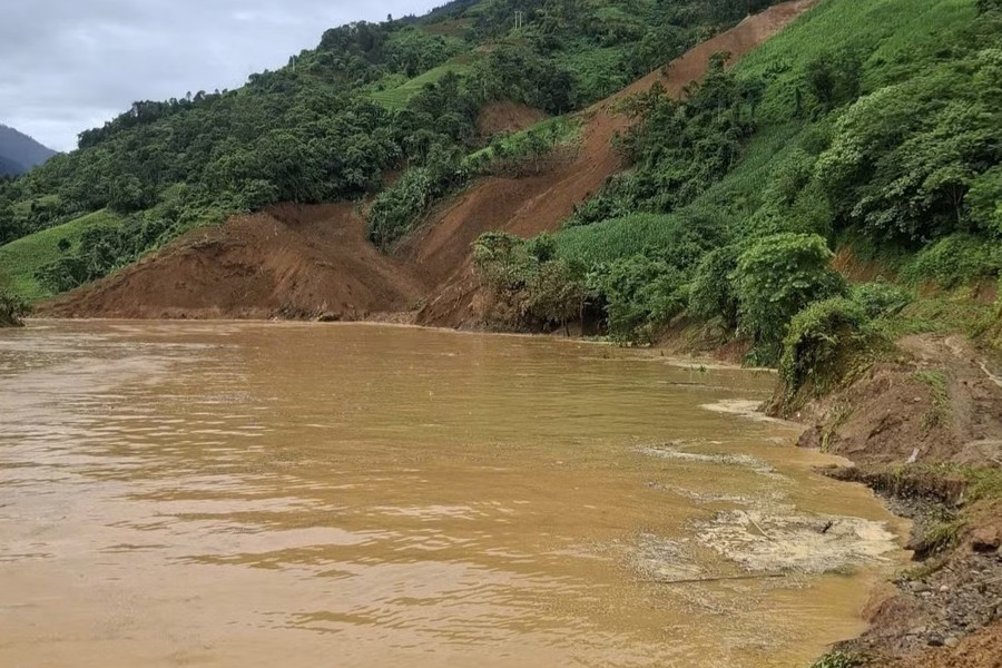 Tìm kiếm, xác minh thông tin 1 người nghi mất tích do sạt lở đất ở xã Chế Tạo