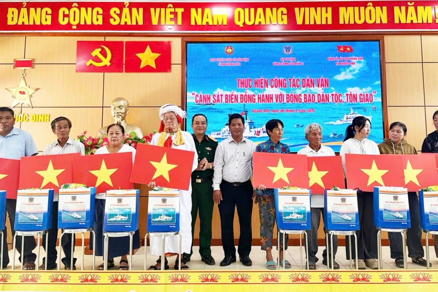 Cảnh sát biển đồng hành với đồng bào dân tộc, tôn giáo