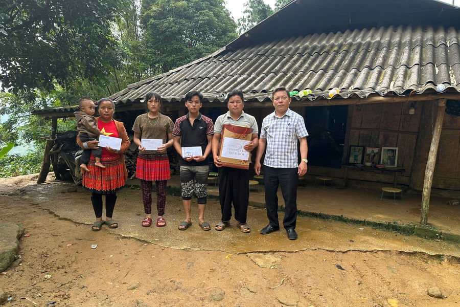 Trao hỗ trợ gia đình có 3 người thiệt mạng do thiên tai tại Sơn La