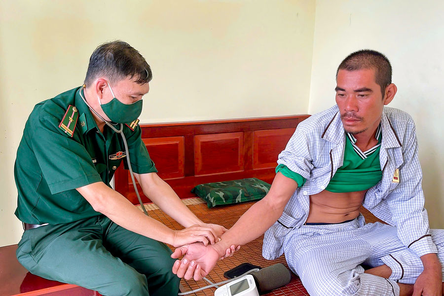 Bộ đội Biên phòng TP. Cần Thơ tiếp nhận ngư dân gặp nạn trên biển