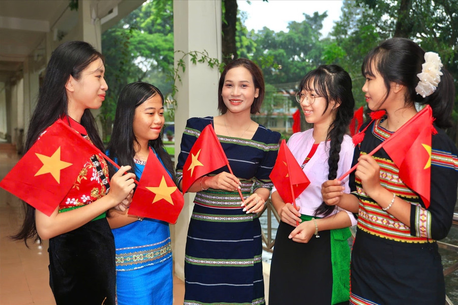 “Đi học có lương”: Điểm tựa nâng chất lượng giáo dục các dân tộc rất ít người