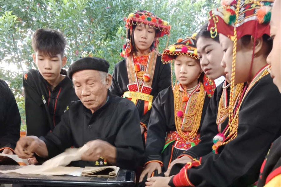 Nghệ nhân 18 năm mở lớp dạy chữ Nôm Dao miễn phí