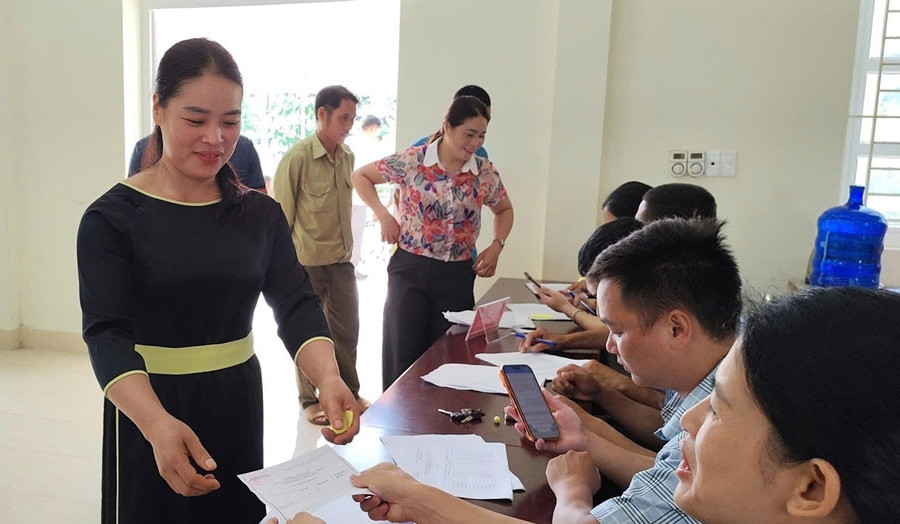 Người dân vùng biên, hải đảo Quảng Ninh chèo thuyền đi bầu trưởng thôn