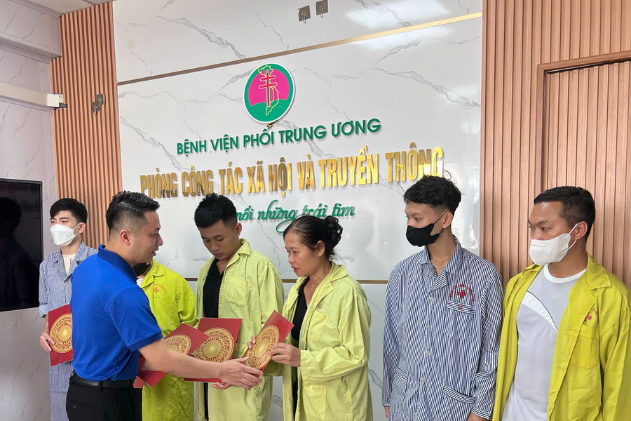 Đoàn Thanh niên Bộ Dân tộc và Tôn giáo trao quà tại Bệnh viện Phổi Trung ương