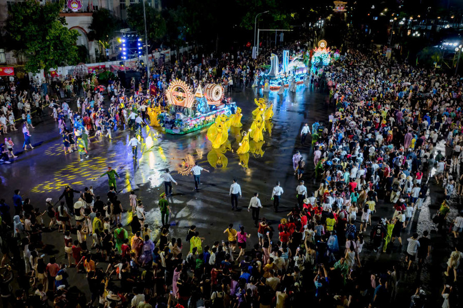 Đội mưa xem Carnival Nghệ An: Hàng nghìn người “cháy” cùng đêm hội đường phố rực rỡ