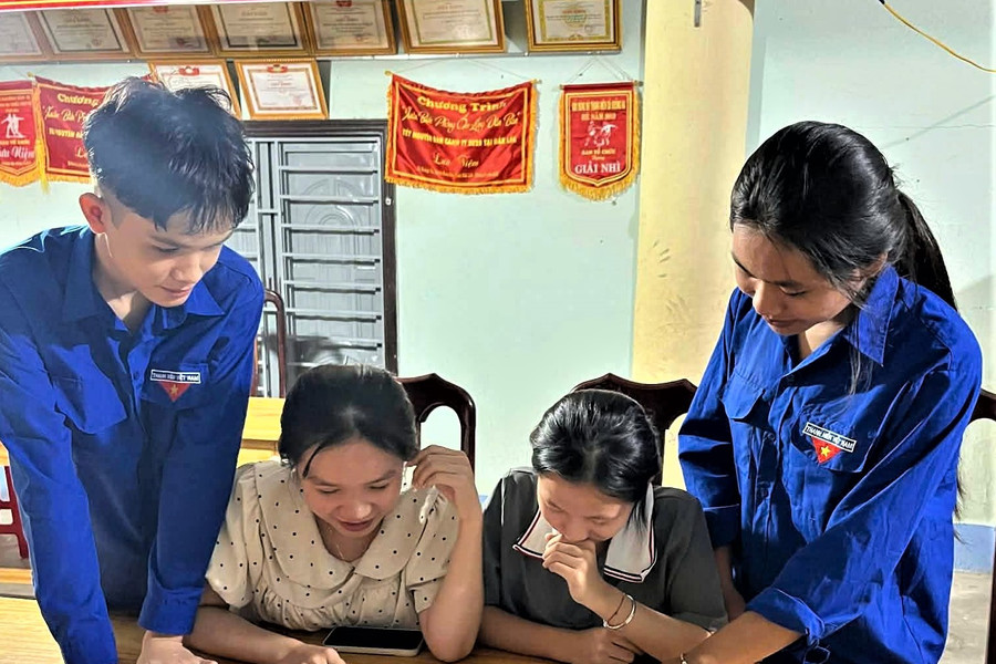 “Thầy cô áo xanh” mang tiếng Anh vui nhộn đến với học sinh DTTS
