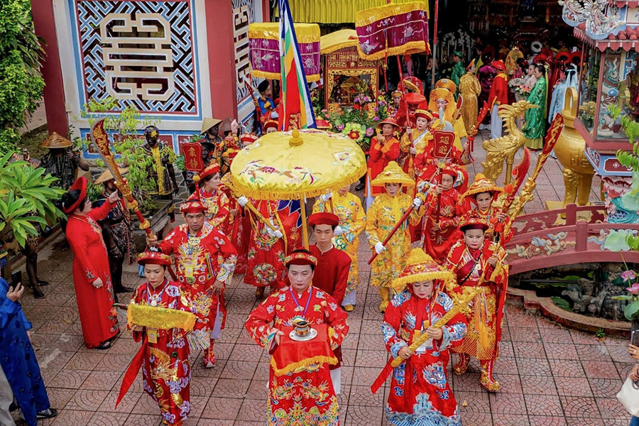 Sông Hương tấp nập thuyền rồng, hàng nghìn người đổ về dự lễ hội Điện Huệ Nam