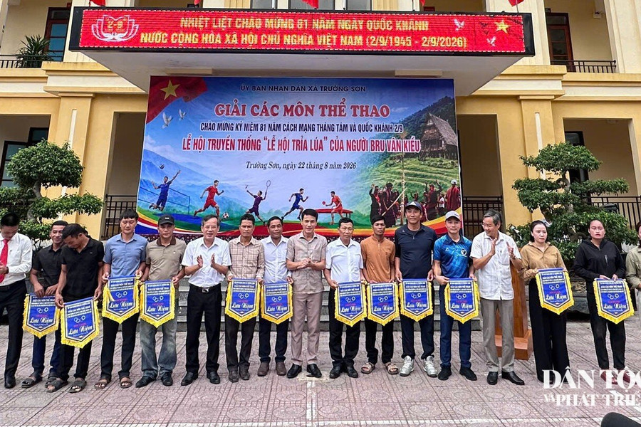 Nhiều môn thể thao truyền thống diễn ra tại Lễ hội Trỉa lúa của đồng bào Bru Vân Kiều