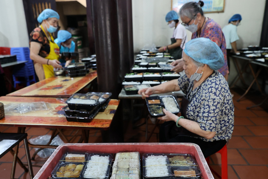 4h30 sáng ở căn bếp chùa nấu cả trăm nghìn suất cơm miễn phí mỗi năm