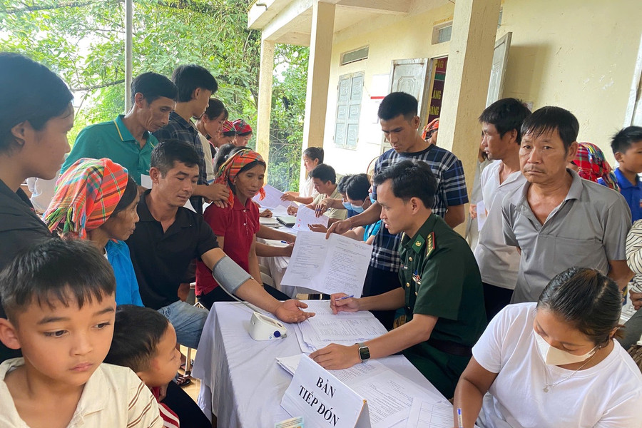 90 ngày đêm băng rừng, về bản chăm sức khỏe đồng bào