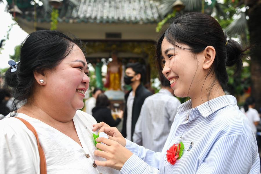 Rằm tháng 7, người dân TPHCM nô nức về chùa cài hoa lên áo, ăn chay