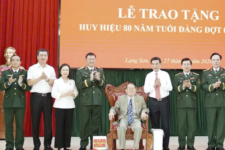 Trao tặng Huy hiệu 80 năm tuổi Đảng cho đảng viên lão thành tại Lạng Sơn