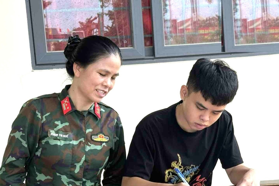 Trúng tuyển đại học, hai thanh niên người Mường viết đơn tình nguyện nhập ngũ