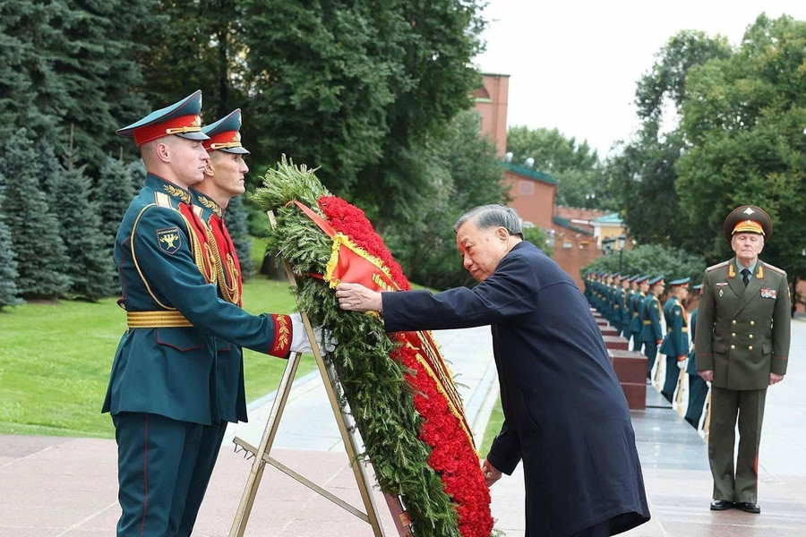 Tổng Bí thư, Chủ tịch nước đặt hoa tại Tượng đài Chủ tịch Hồ Chí Minh ở Moscow