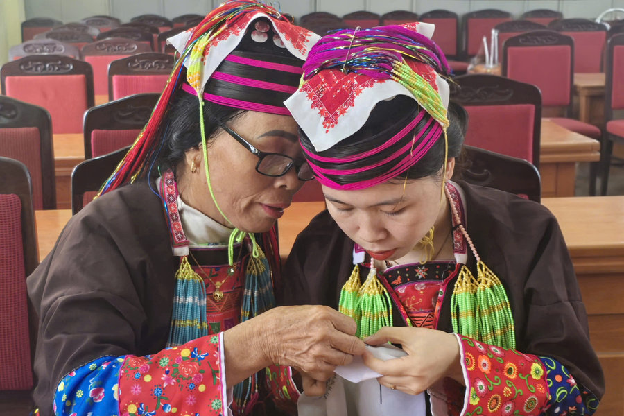 Bên ánh đèn đêm, người Dao Thanh Y truyền lại từng mũi kim giữ nghề