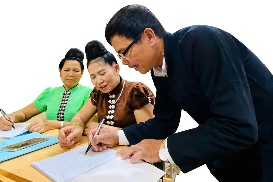 Bảng tạm, nhà sàn... và câu chuyện về người cựu binh giữ chữ tổ tiên