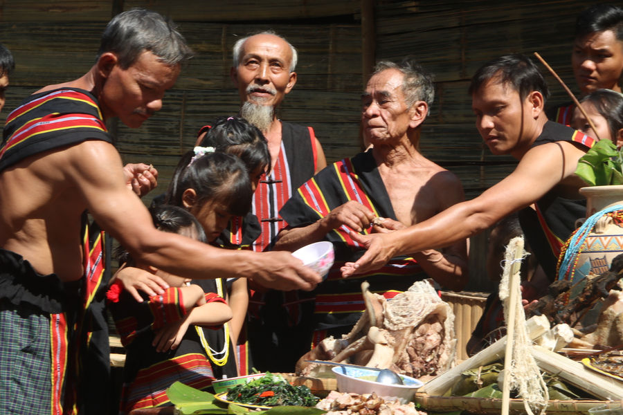 Người Mnông làm lễ đón nước về làng, gửi ước vọng mùa màng bội thu